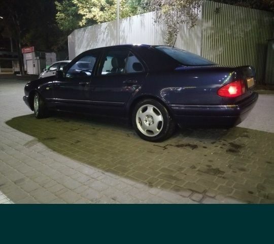 Синий Мерседес 280, объемом двигателя 2.8 л и пробегом 390 тыс. км за 3300 $, фото 1 на Automoto.ua