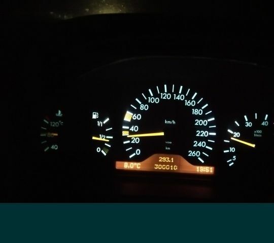 Синий Мерседес 280, объемом двигателя 2.8 л и пробегом 390 тыс. км за 3300 $, фото 4 на Automoto.ua