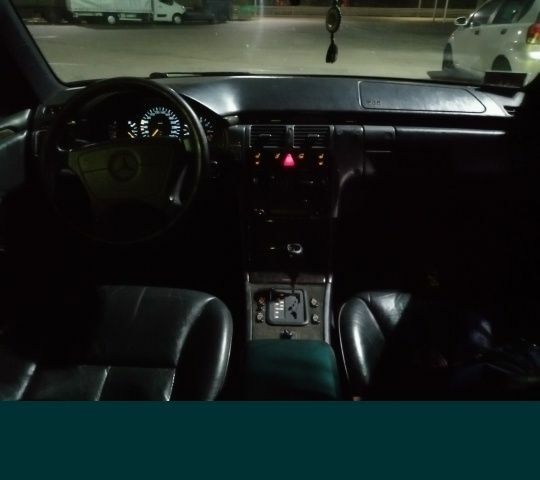 Синий Мерседес 280, объемом двигателя 2.8 л и пробегом 390 тыс. км за 3300 $, фото 5 на Automoto.ua