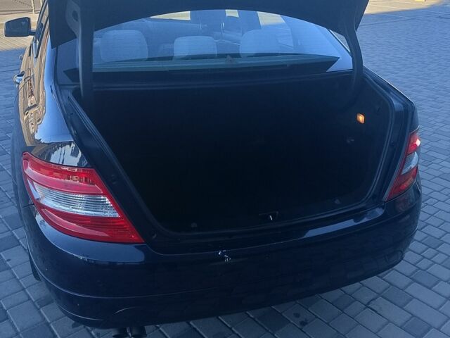 Синій Мерседес 280, об'ємом двигуна 1.6 л та пробігом 230 тис. км за 9300 $, фото 6 на Automoto.ua