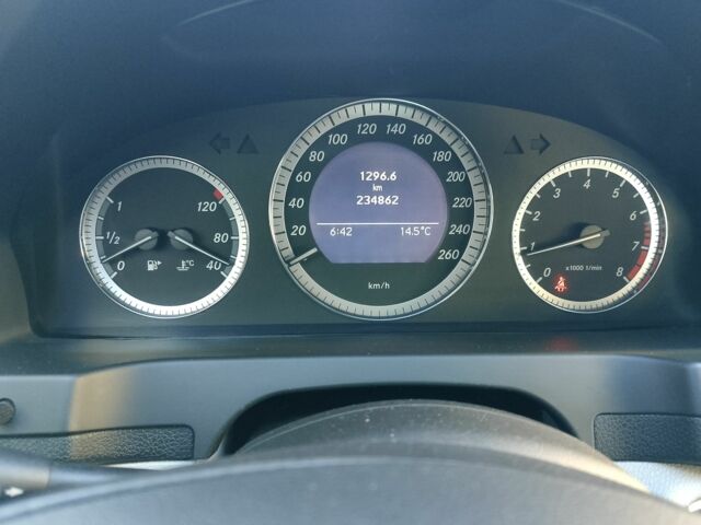 Синій Мерседес 280, об'ємом двигуна 1.6 л та пробігом 230 тис. км за 9300 $, фото 7 на Automoto.ua