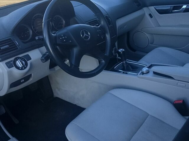 Синій Мерседес 280, об'ємом двигуна 1.6 л та пробігом 230 тис. км за 9300 $, фото 3 на Automoto.ua