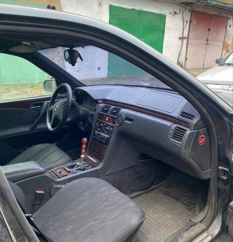 Зелений Мерседес 280, об'ємом двигуна 2.8 л та пробігом 300 тис. км за 1800 $, фото 6 на Automoto.ua