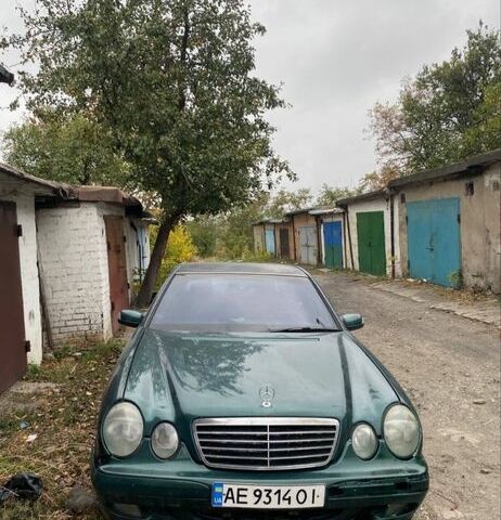 Зелений Мерседес 280, об'ємом двигуна 2.8 л та пробігом 300 тис. км за 1800 $, фото 1 на Automoto.ua