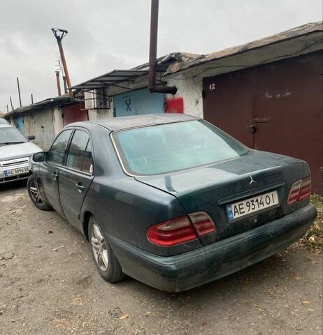 Зелений Мерседес 280, об'ємом двигуна 2.8 л та пробігом 300 тис. км за 1800 $, фото 3 на Automoto.ua