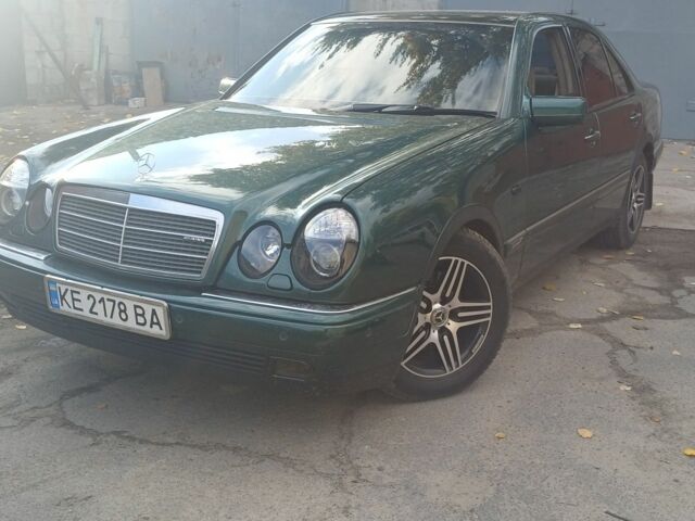 Зеленый Мерседес 280, объемом двигателя 2.8 л и пробегом 278 тыс. км за 2800 $, фото 1 на Automoto.ua
