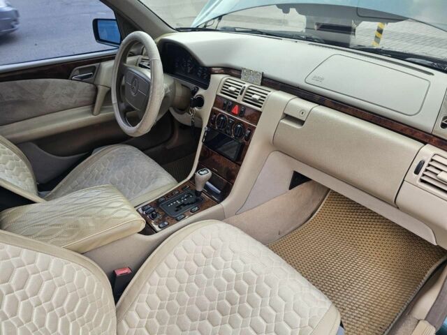 Зеленый Мерседес 280, объемом двигателя 2.8 л и пробегом 278 тыс. км за 2800 $, фото 5 на Automoto.ua