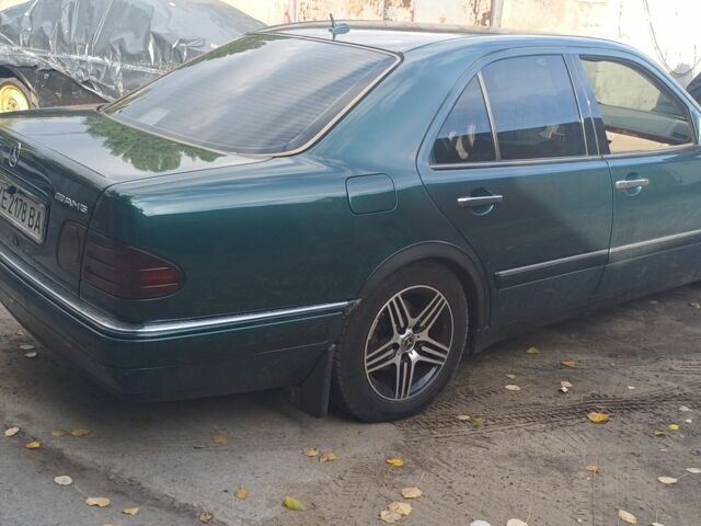 Зеленый Мерседес 280, объемом двигателя 2.8 л и пробегом 278 тыс. км за 2800 $, фото 3 на Automoto.ua