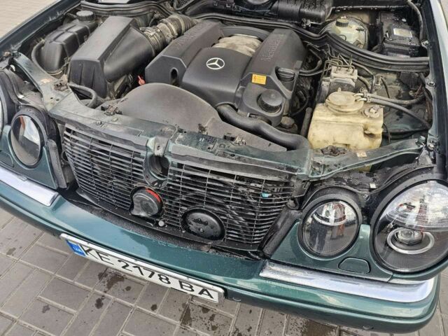 Зеленый Мерседес 280, объемом двигателя 2.8 л и пробегом 278 тыс. км за 2800 $, фото 4 на Automoto.ua