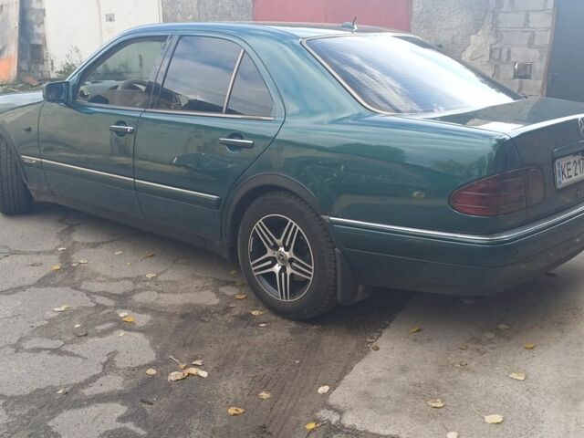 Зеленый Мерседес 280, объемом двигателя 2.8 л и пробегом 278 тыс. км за 2800 $, фото 2 на Automoto.ua