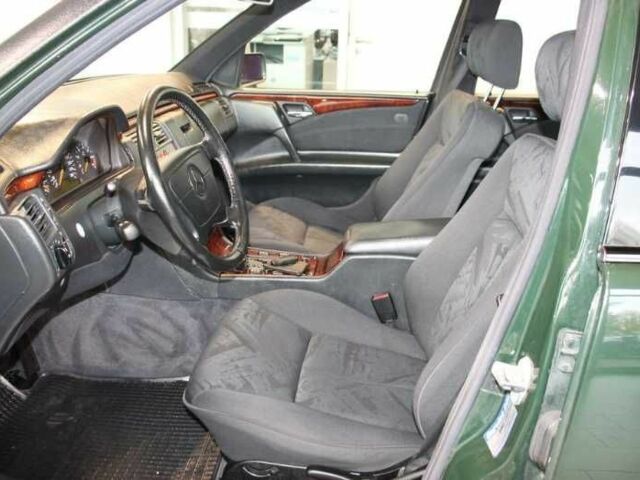 Зеленый Мерседес 280, объемом двигателя 2.8 л и пробегом 340 тыс. км за 17420 $, фото 7 на Automoto.ua