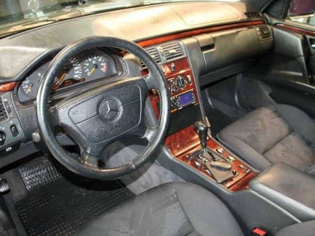Зеленый Мерседес 280, объемом двигателя 2.8 л и пробегом 340 тыс. км за 17420 $, фото 8 на Automoto.ua