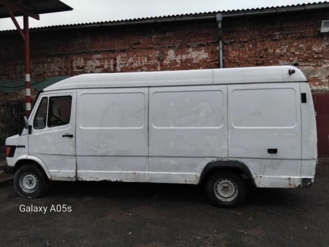 Белый Мерседес 300, объемом двигателя 2.9 л и пробегом 700 тыс. км за 2000 $, фото 2 на Automoto.ua