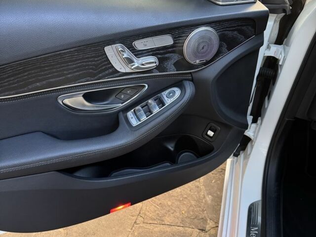 Белый Мерседес 300, объемом двигателя 2 л и пробегом 147 тыс. км за 21000 $, фото 5 на Automoto.ua