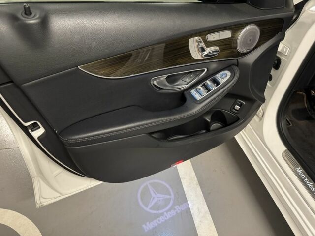 Белый Мерседес 300, объемом двигателя 2 л и пробегом 129 тыс. км за 26999 $, фото 22 на Automoto.ua