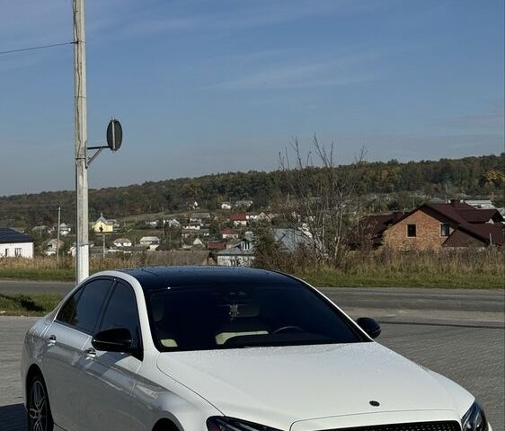 Белый Мерседес 300, объемом двигателя 2 л и пробегом 30 тыс. км за 35300 $, фото 3 на Automoto.ua