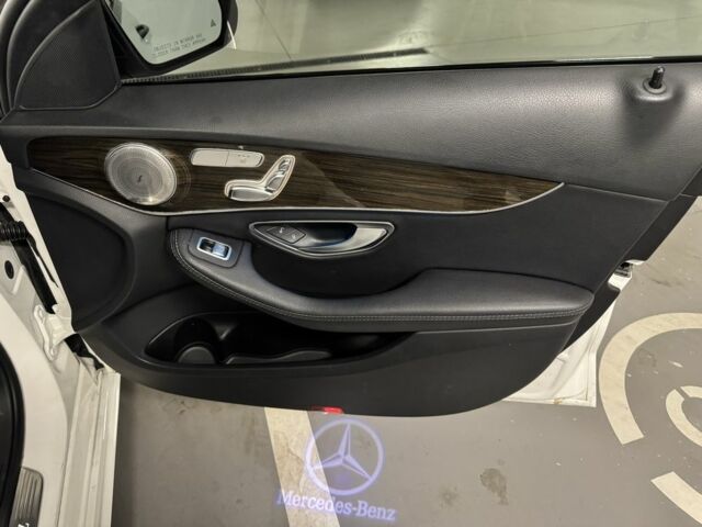 Белый Мерседес 300, объемом двигателя 2 л и пробегом 129 тыс. км за 26999 $, фото 16 на Automoto.ua