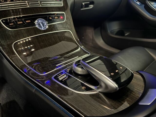 Белый Мерседес 300, объемом двигателя 2 л и пробегом 129 тыс. км за 26999 $, фото 13 на Automoto.ua