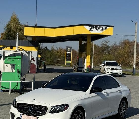 Белый Мерседес 300, объемом двигателя 2 л и пробегом 30 тыс. км за 35300 $, фото 4 на Automoto.ua