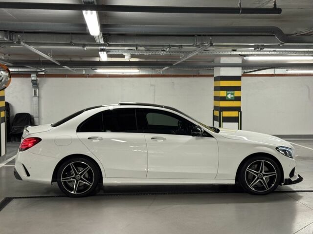 Белый Мерседес 300, объемом двигателя 2 л и пробегом 129 тыс. км за 26999 $, фото 4 на Automoto.ua