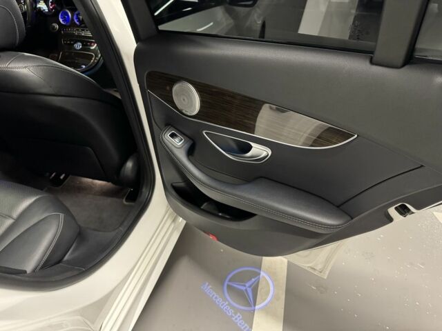 Белый Мерседес 300, объемом двигателя 2 л и пробегом 129 тыс. км за 26999 $, фото 18 на Automoto.ua