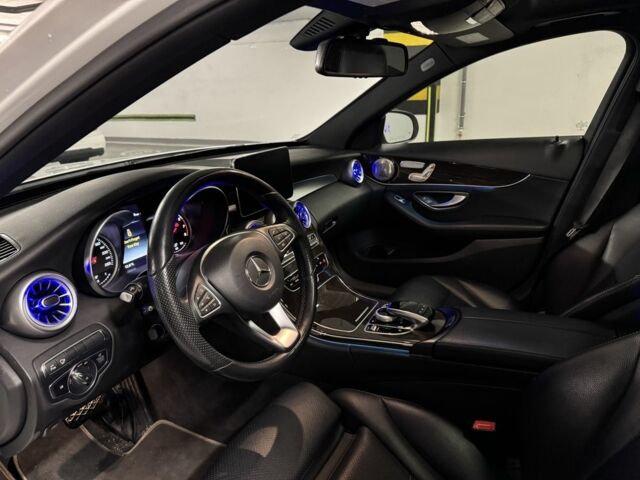 Белый Мерседес 300, объемом двигателя 2 л и пробегом 129 тыс. км за 26999 $, фото 10 на Automoto.ua