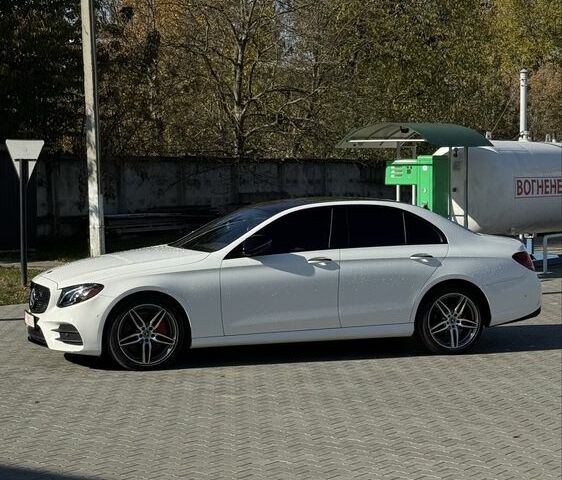 Белый Мерседес 300, объемом двигателя 2 л и пробегом 30 тыс. км за 35300 $, фото 1 на Automoto.ua