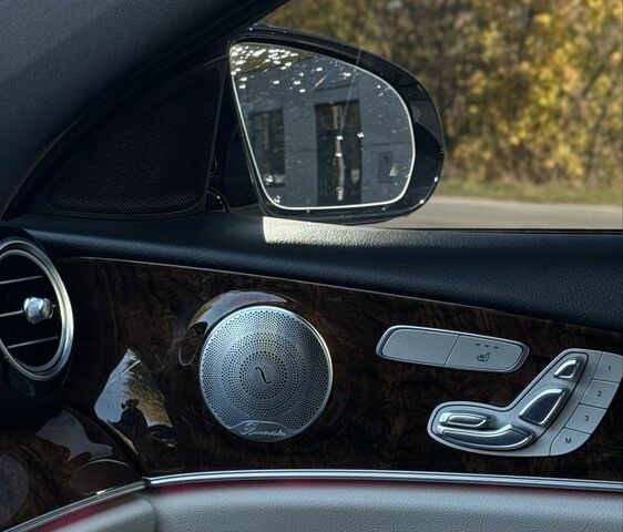 Белый Мерседес 300, объемом двигателя 2 л и пробегом 30 тыс. км за 35300 $, фото 6 на Automoto.ua