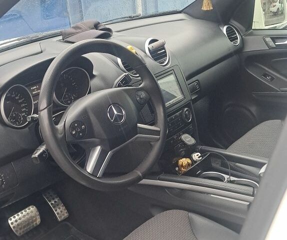 Белый Мерседес 300, объемом двигателя 3 л и пробегом 300 тыс. км за 14700 $, фото 1 на Automoto.ua