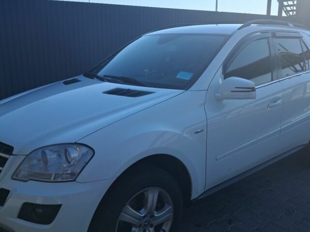 Белый Мерседес 300, объемом двигателя 3 л и пробегом 300 тыс. км за 14700 $, фото 7 на Automoto.ua