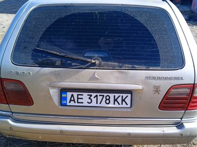 Бежевый Мерседес 300, объемом двигателя 3 л и пробегом 500 тыс. км за 4000 $, фото 2 на Automoto.ua