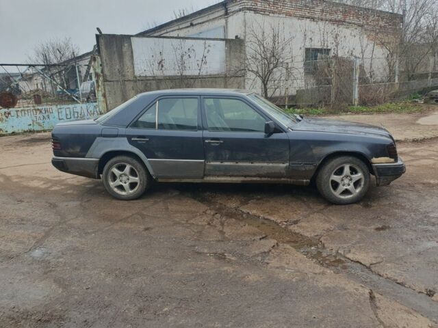 Чорний Мерседес 300, об'ємом двигуна 3 л та пробігом 1000 тис. км за 2500 $, фото 1 на Automoto.ua