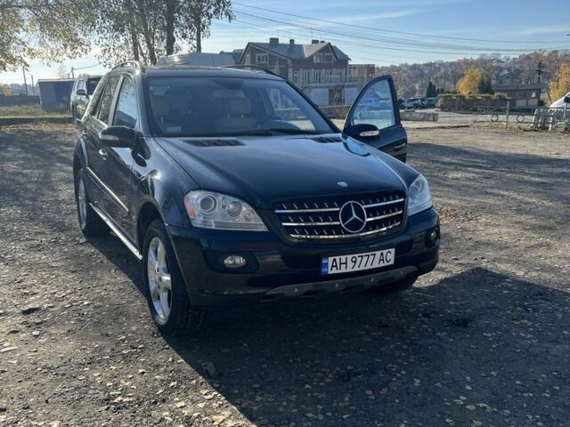 Черный Мерседес 300, объемом двигателя 3.5 л и пробегом 300 тыс. км за 9200 $, фото 4 на Automoto.ua