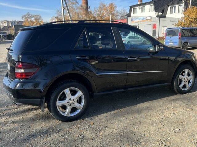 Черный Мерседес 300, объемом двигателя 3.5 л и пробегом 300 тыс. км за 9200 $, фото 3 на Automoto.ua