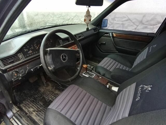 Фиолетовый Мерседес 300, объемом двигателя 3 л и пробегом 200 тыс. км за 1900 $, фото 7 на Automoto.ua