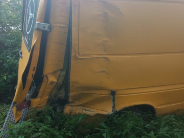 Жовтий Мерседес 300, об'ємом двигуна 2.3 л та пробігом 2 тис. км за 3000 $, фото 3 на Automoto.ua