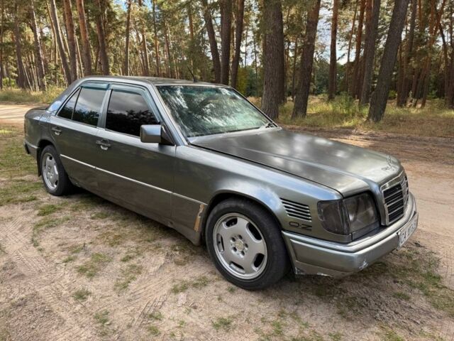 Серый Мерседес 300, объемом двигателя 3 л и пробегом 275 тыс. км за 2400 $, фото 3 на Automoto.ua