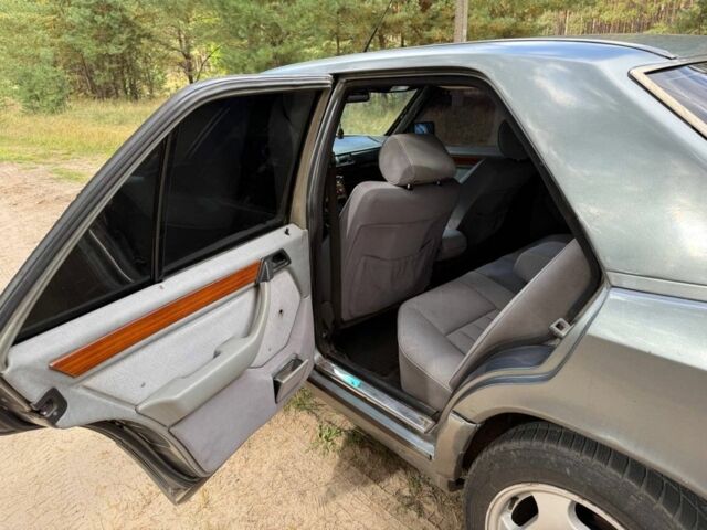 Серый Мерседес 300, объемом двигателя 3 л и пробегом 275 тыс. км за 2400 $, фото 2 на Automoto.ua