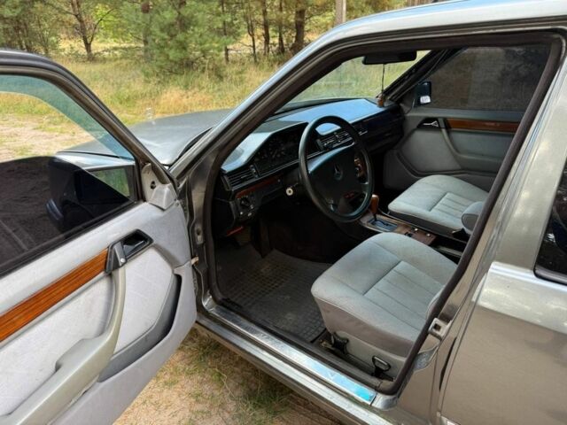 Серый Мерседес 300, объемом двигателя 3 л и пробегом 275 тыс. км за 2400 $, фото 11 на Automoto.ua