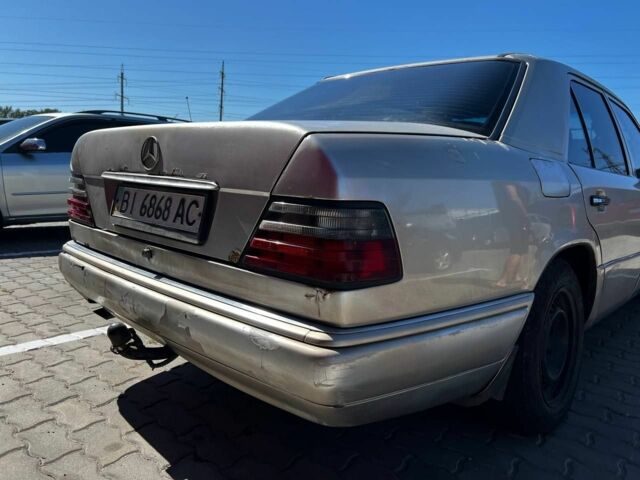 Серый Мерседес 300, объемом двигателя 3 л и пробегом 443 тыс. км за 1800 $, фото 3 на Automoto.ua