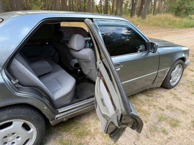 Серый Мерседес 300, объемом двигателя 3 л и пробегом 275 тыс. км за 2400 $, фото 7 на Automoto.ua