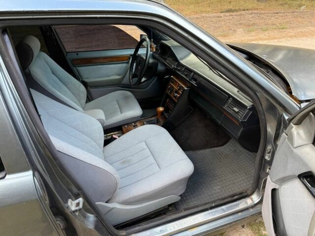 Серый Мерседес 300, объемом двигателя 3 л и пробегом 275 тыс. км за 2400 $, фото 6 на Automoto.ua