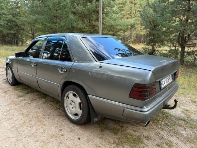 Серый Мерседес 300, объемом двигателя 3 л и пробегом 275 тыс. км за 2400 $, фото 12 на Automoto.ua