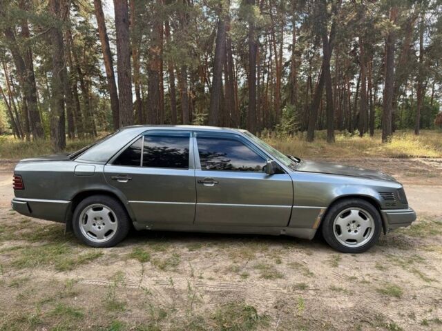 Серый Мерседес 300, объемом двигателя 3 л и пробегом 275 тыс. км за 2400 $, фото 4 на Automoto.ua