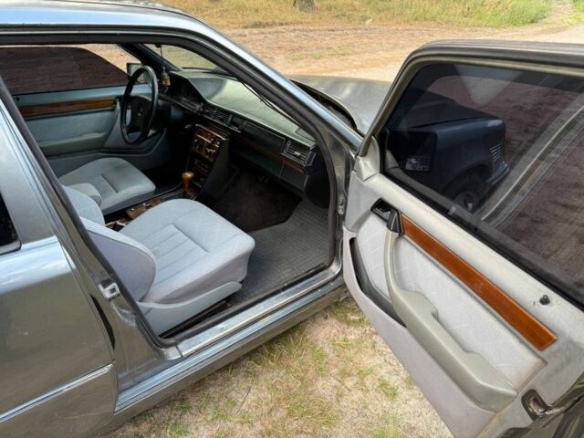 Серый Мерседес 300, объемом двигателя 3 л и пробегом 275 тыс. км за 2400 $, фото 5 на Automoto.ua