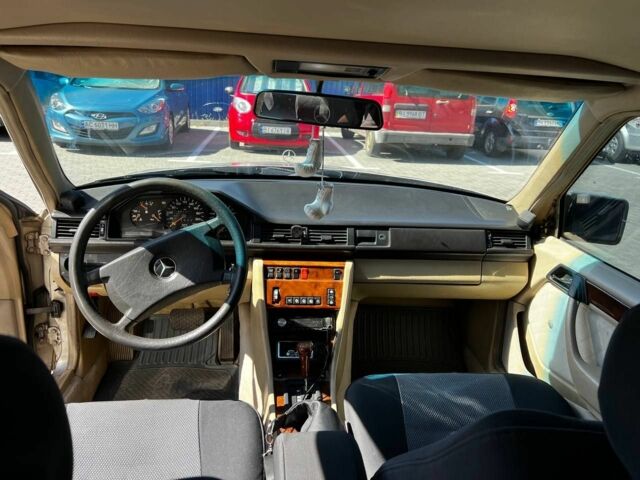 Серый Мерседес 300, объемом двигателя 3 л и пробегом 443 тыс. км за 1800 $, фото 4 на Automoto.ua