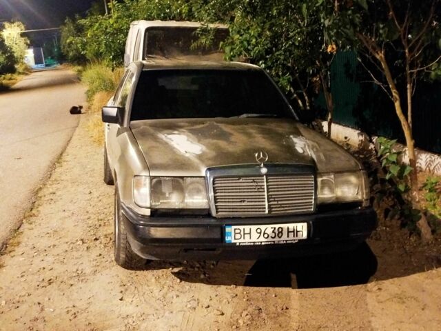 Серый Мерседес 300, объемом двигателя 2.3 л и пробегом 1000 тыс. км за 1000 $, фото 1 на Automoto.ua