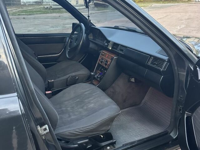 Серый Мерседес 300, объемом двигателя 2.5 л и пробегом 530 тыс. км за 2600 $, фото 6 на Automoto.ua