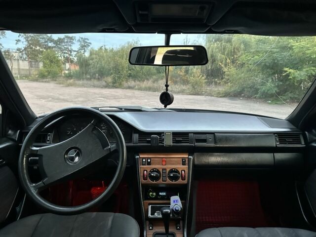 Серый Мерседес 300, объемом двигателя 2.5 л и пробегом 530 тыс. км за 2600 $, фото 8 на Automoto.ua