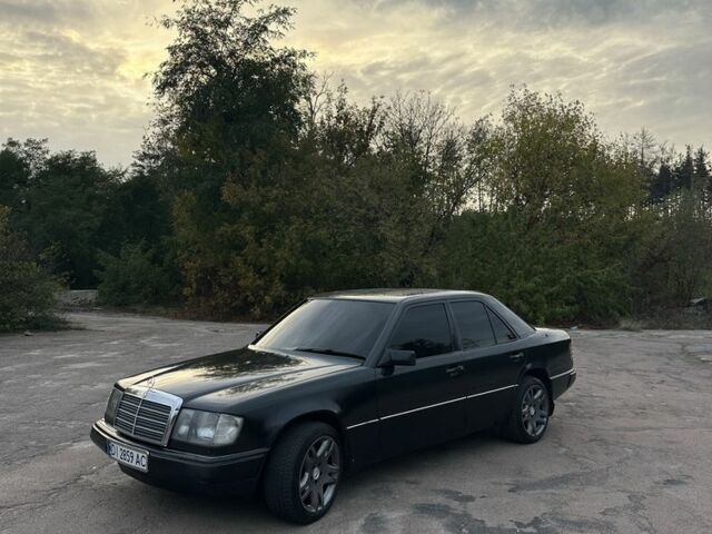 Серый Мерседес 300, объемом двигателя 2.5 л и пробегом 530 тыс. км за 2600 $, фото 2 на Automoto.ua
